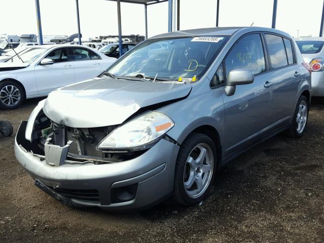 3N1BC13E88L391980 - 2008 NISSAN VERSA S GRAY photo 2