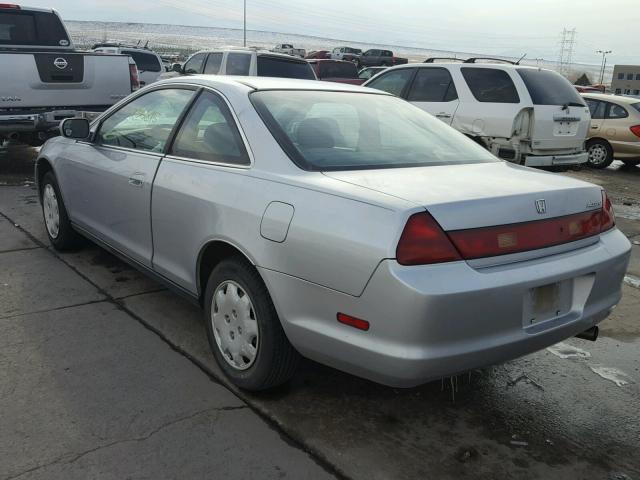 1HGCG3165YA015193 - 2000 HONDA ACCORD LX GRAY photo 3