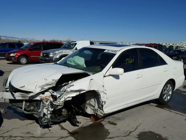 JTDBE30K340270682 - 2004 TOYOTA CAMRY LE WHITE photo 2