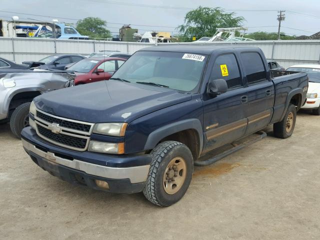 1GCGK13UX6F108824 - 2006 CHEVROLET SILVERADO BLUE photo 2