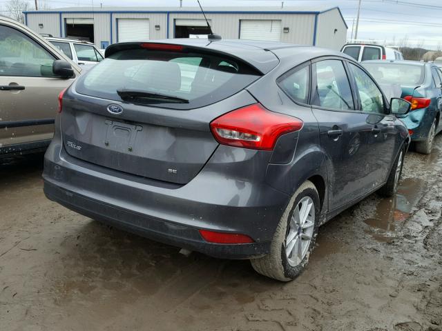 1FADP3K28HL258697 - 2017 FORD FOCUS SE GRAY photo 4