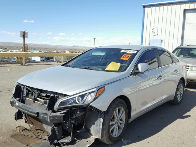 5NPE24AF6FH040525 - 2015 HYUNDAI SONATA SE SILVER photo 2