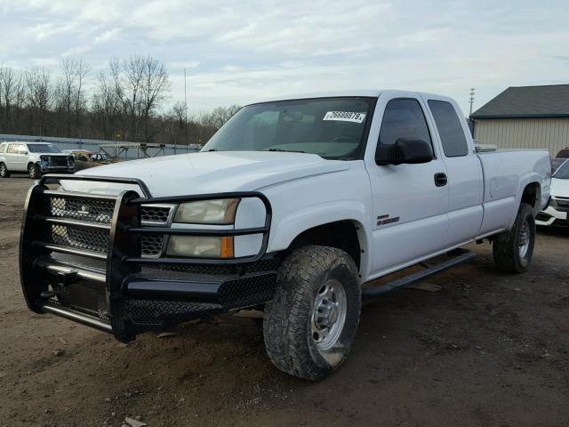 1GCHK29265E137743 - 2005 CHEVROLET SILVERADO WHITE photo 2