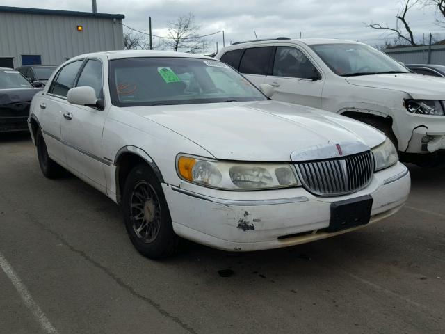 1LNHM82W92Y667981 - 2002 LINCOLN TOWN CAR S WHITE photo 1