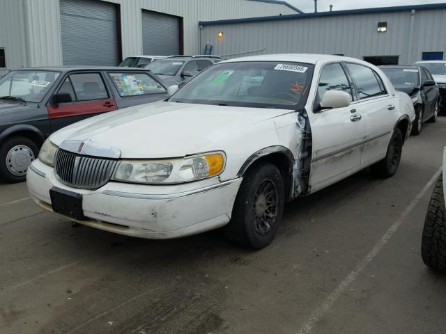 1LNHM82W92Y667981 - 2002 LINCOLN TOWN CAR S WHITE photo 2