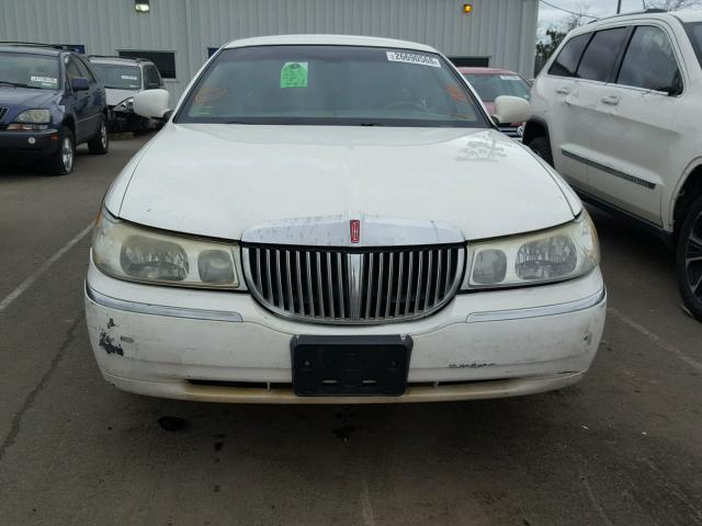 1LNHM82W92Y667981 - 2002 LINCOLN TOWN CAR S WHITE photo 9