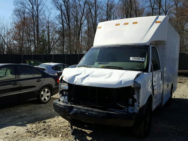 1GBHG316271216685 - 2007 CHEVROLET EXPRESS G3 WHITE photo 2