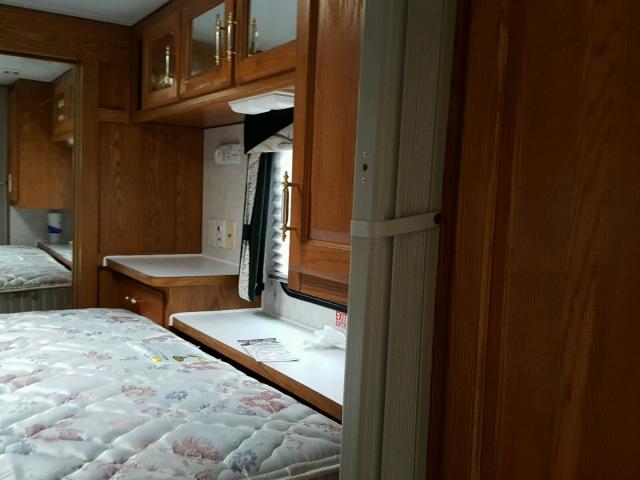 4N15E292120200316 - 2002 ARCT FOX CAMPER WHITE photo 6