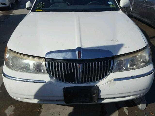 1LNHM81W1XY687232 - 1999 LINCOLN TOWN CAR E WHITE photo 9