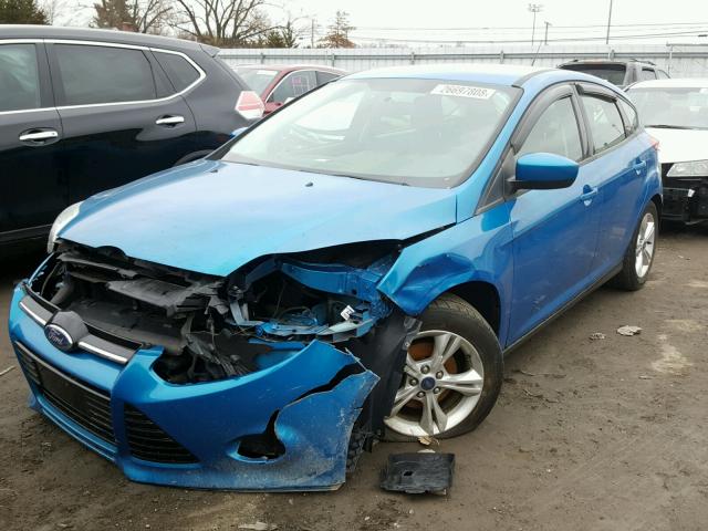 1FAHP3K2XCL265936 - 2012 FORD FOCUS SE BLUE photo 2