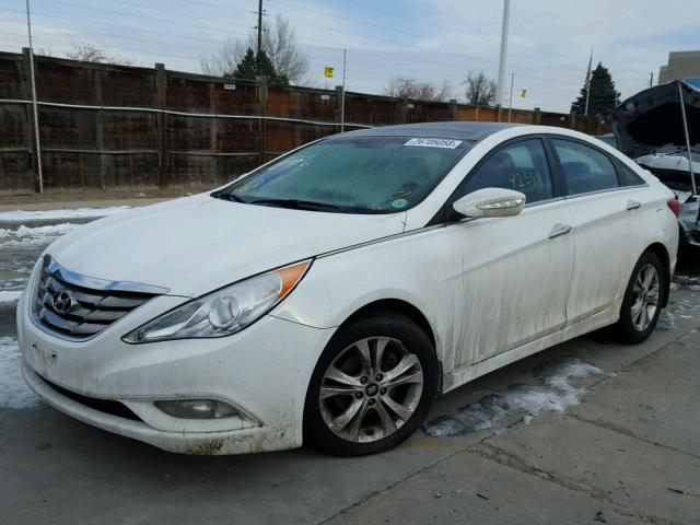 5NPEC4AC7CH454119 - 2012 HYUNDAI SONATA SE WHITE photo 2