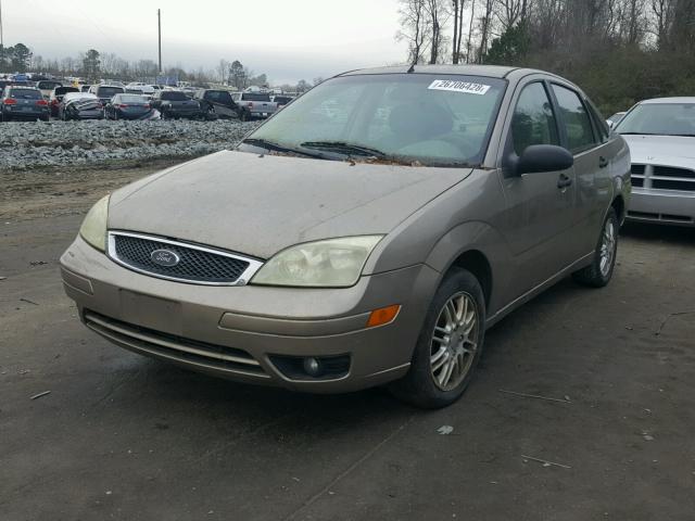 1FAFP34N65W117914 - 2005 FORD FOCUS ZX4 TAN photo 2