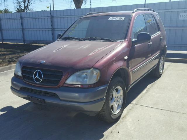 4JGAB54E1WA004641 - 1998 MERCEDES-BENZ ML 320 BURGUNDY photo 2