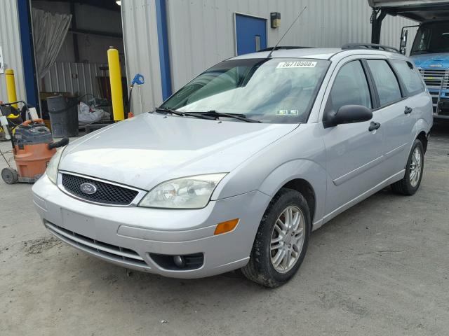 1FAFP36N25W234340 - 2005 FORD FOCUS ZXW SILVER photo 2