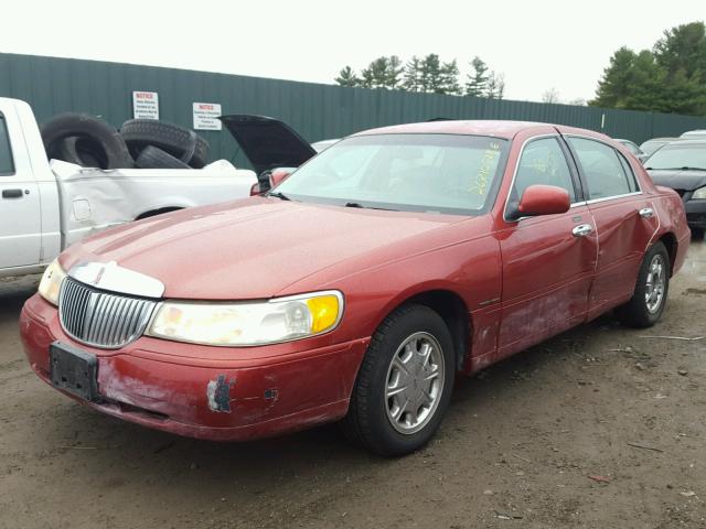 1LNHM82W4YY823420 - 2000 LINCOLN TOWN CAR S BURGUNDY photo 2