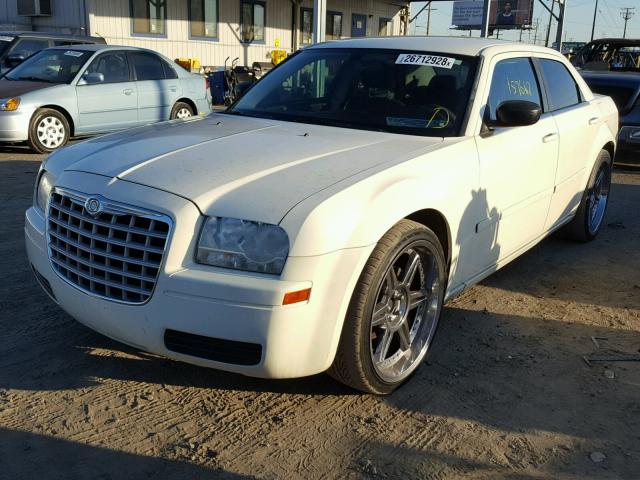 2C3KA43R76H171375 - 2006 CHRYSLER 300 WHITE photo 2