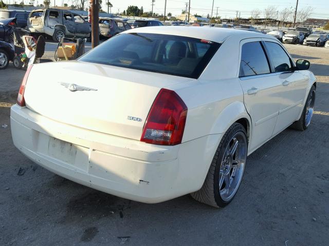 2C3KA43R76H171375 - 2006 CHRYSLER 300 WHITE photo 4