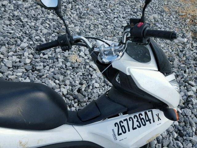 MLHJF2801B5001406 - 2011 HONDA PCX125 WHITE photo 5