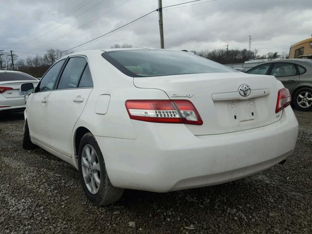4T1BF3EK1BU762425 - 2011 TOYOTA CAMRY BASE WHITE photo 3