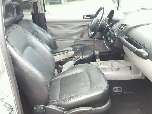 3VWDD21C5YM420563 - 2000 VOLKSWAGEN NEW BEETLE 银色 照片 5