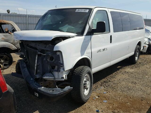 1GAHG39K091102693 - 2009 CHEVROLET EXPRESS G3 WHITE photo 2