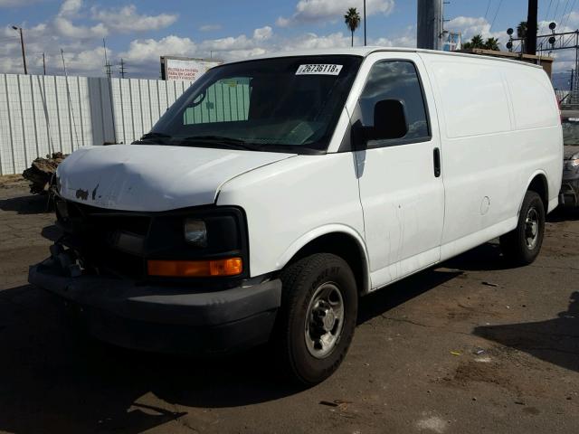 1GCGG25C881170993 - 2008 CHEVROLET EXPRESS G2 WHITE photo 2