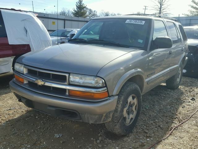 1GNDT13W62K161109 - 2002 CHEVROLET BLAZER GOLD photo 2