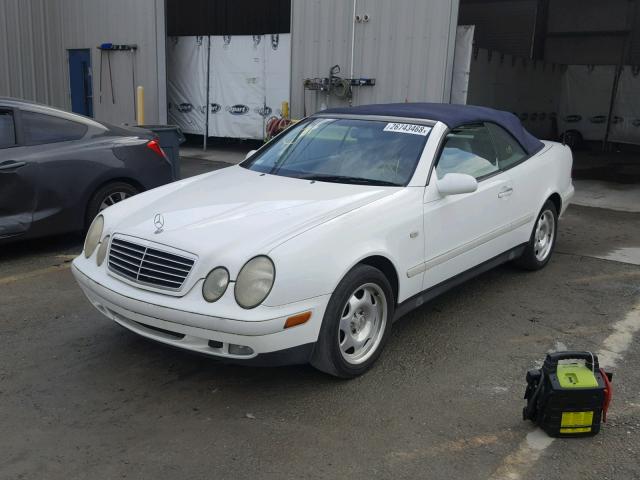 WDBLK65G4XT008383 - 1999 MERCEDES-BENZ CLK 320 WHITE photo 2