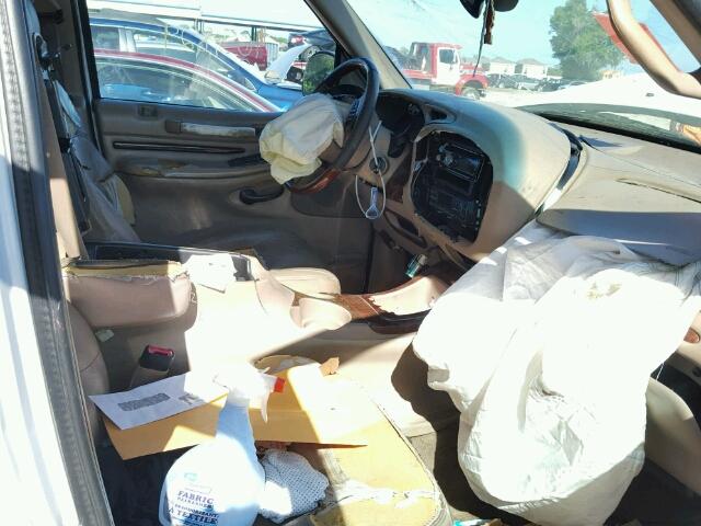 5LMRU27L1WLJ50304 - 1998 LINCOLN NAVIGATOR WHITE photo 5