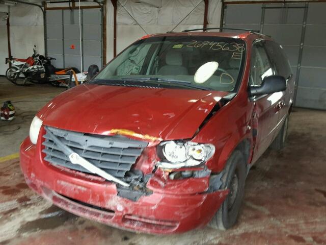 1A4GP44R66B756577 - 2006 CHRYSLER TOWN & COU RED photo 2