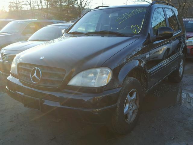 4JGAB54E6YA196092 - 2000 MERCEDES-BENZ ML 320 BLACK photo 2