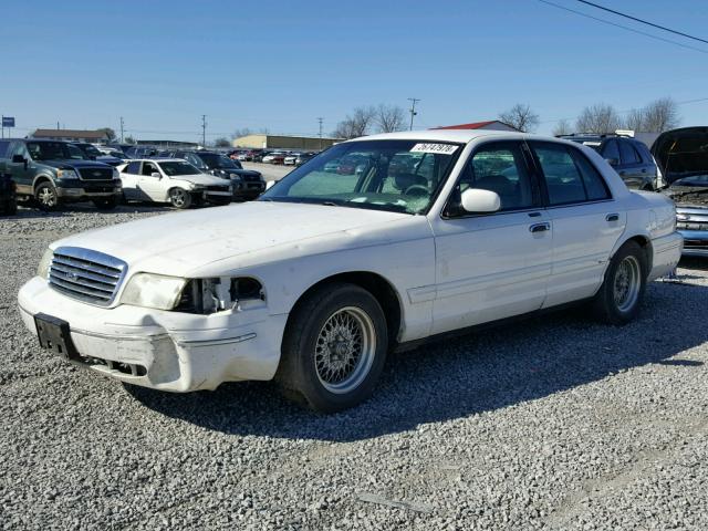 2FAFP74W7WX187766 - 1998 FORD CROWN VICT WHITE photo 2