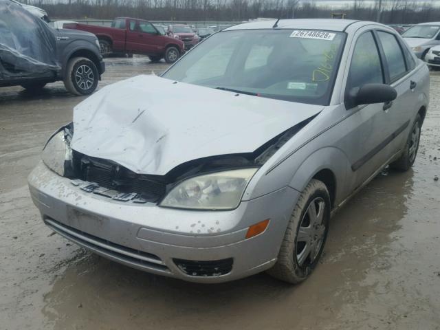 1FAFP34N15W129047 - 2005 FORD FOCUS ZX4 SILVER photo 2