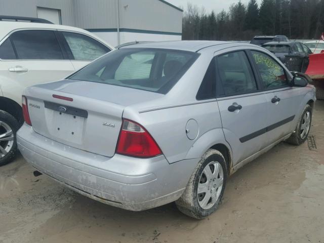 1FAFP34N15W129047 - 2005 FORD FOCUS ZX4 SILVER photo 4