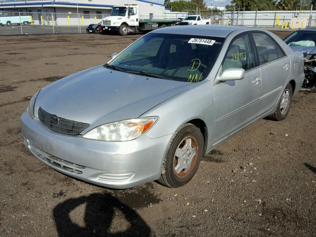 4T1BE30K22U050399 - 2002 TOYOTA CAMRY LE SILVER photo 2