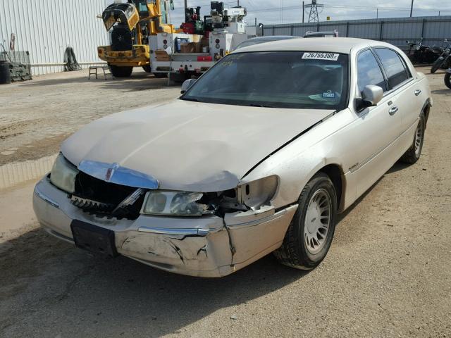 1LNHM83W21Y733431 - 2001 LINCOLN TOWN CAR C CREAM photo 2