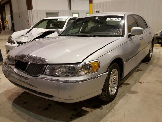 1LNHM82W9XY643204 - 1999 LINCOLN TOWN CAR S SILVER photo 2