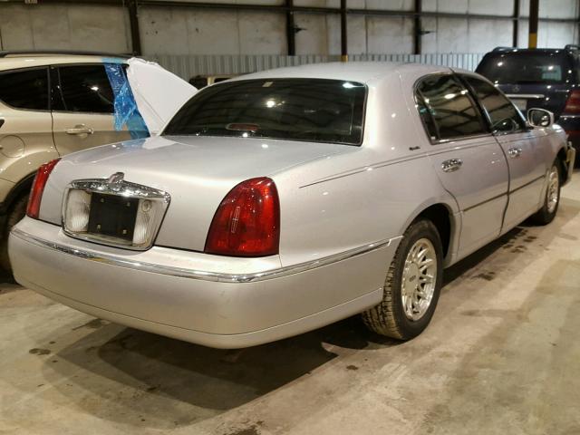 1LNHM82W9XY643204 - 1999 LINCOLN TOWN CAR S SILVER photo 4