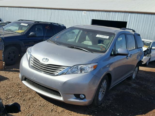 5TDYK3DC8ES519630 - 2014 TOYOTA SIENNA XLE SILVER photo 2