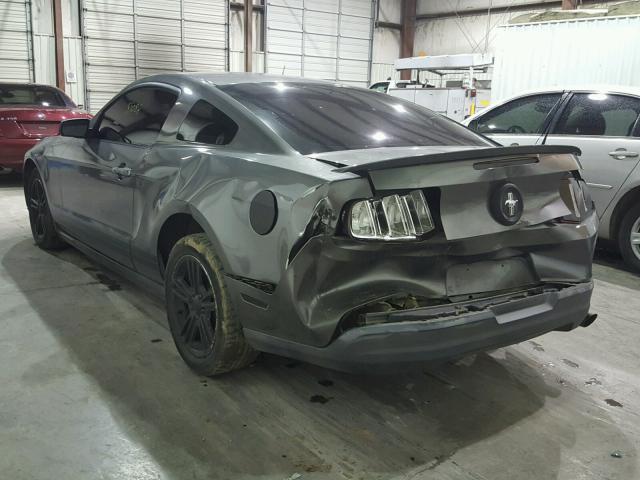 1ZVBP8AN9A5132656 - 2010 FORD MUSTANG GRAY photo 3