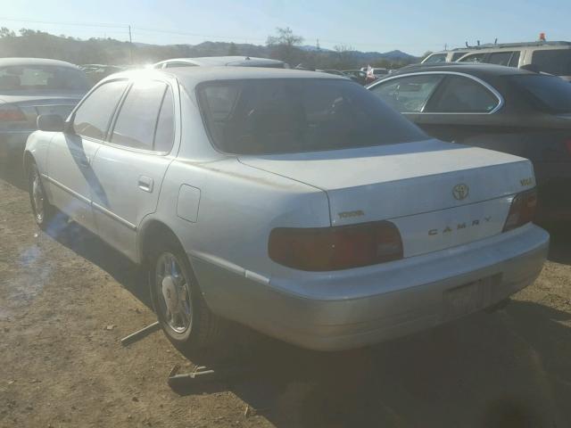 JT2BF12K8T0138605 - 1996 TOYOTA CAMRY LE WHITE photo 3