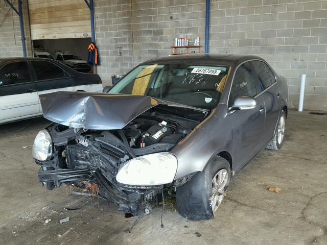 3VWRZ7AJ6AM046957 - 2010 VOLKSWAGEN JETTA SE GRAY photo 2