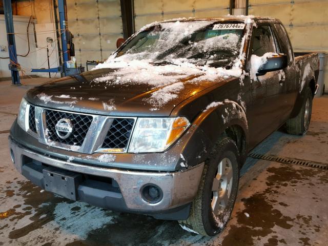 1N6AD06UX7C428246 - 2007 NISSAN FRONTIER K GRAY photo 2