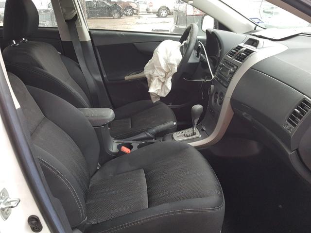 5YFBU4EEXCP073556 - 2012 TOYOTA COROLLA BA WHITE photo 5