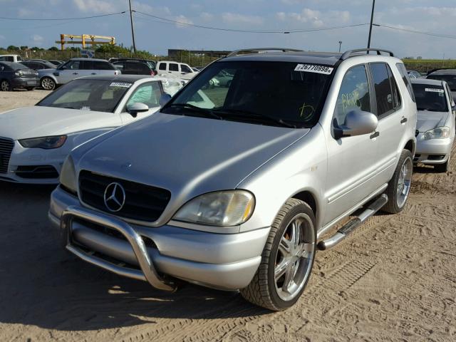 4JGAB72E6XA125147 - 1999 MERCEDES-BENZ ML 430 SILVER photo 2