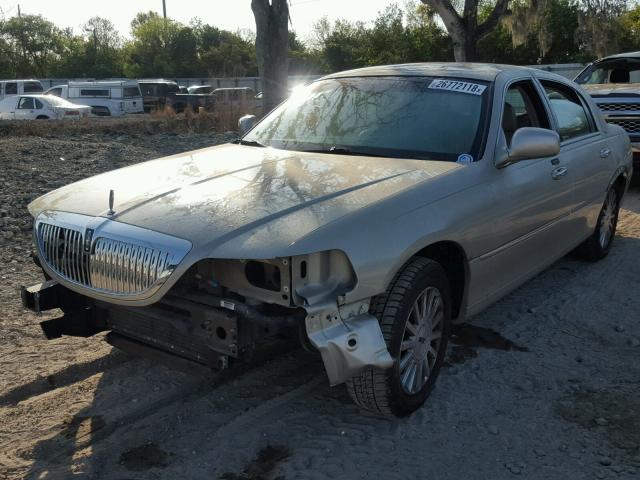 1LNHM81W44Y630972 - 2004 LINCOLN TOWN CAR E BEIGE photo 2