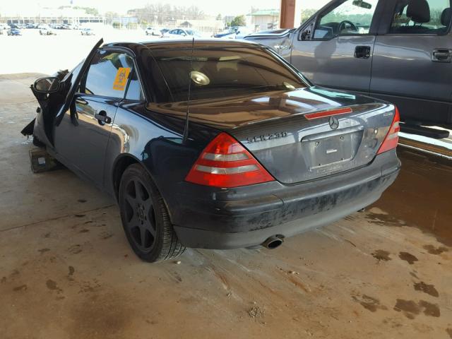 WDBKK47F0YF168359 - 2000 MERCEDES-BENZ SLK 230 KO BLACK photo 3