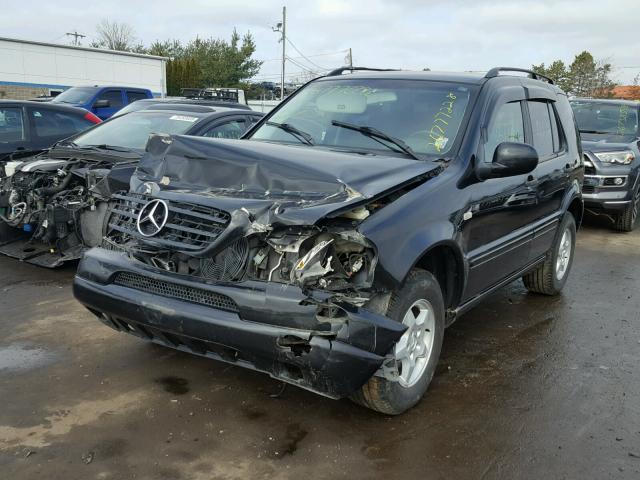 4JGAB54E1YA163419 - 2000 MERCEDES-BENZ ML 320 BLACK photo 2