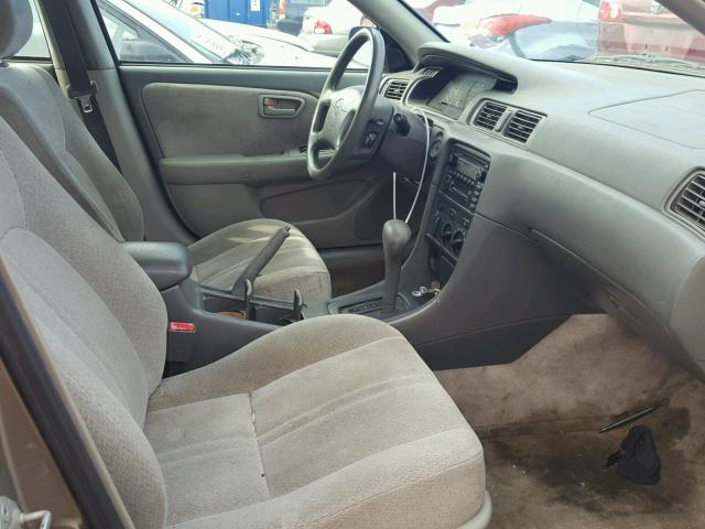 JT2BG22K410593869 - 2001 TOYOTA CAMRY CE BEIGE photo 5