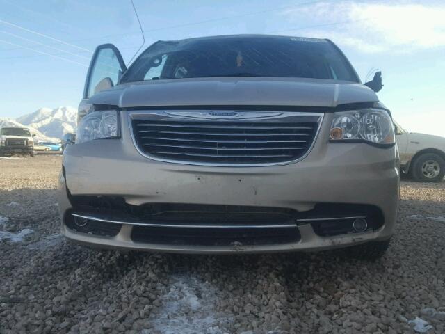 2C4RC1BG0CR344551 - 2012 CHRYSLER TOWN & COU GOLD photo 9